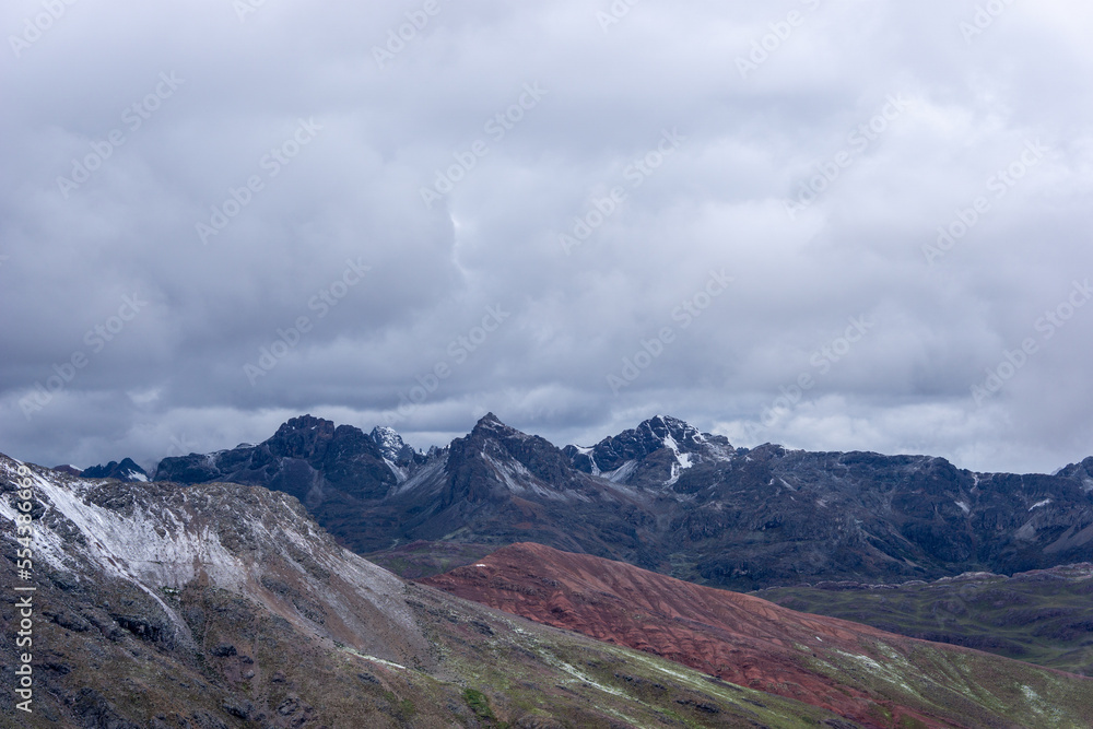 Montaña roja de minerales y glaciar en un día lluvioso y nublado, en Perú  Sudamérica