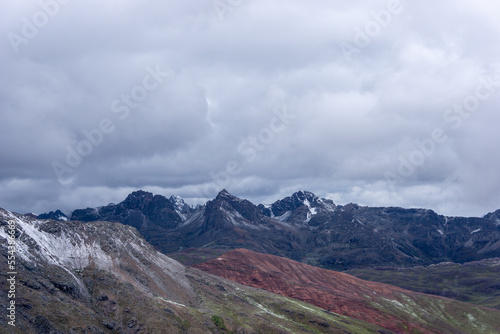 Montaña roja de minerales y glaciar en un día lluvioso y nublado, en Perú Sudamérica