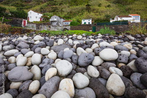 Küste mit großen runden Steinen in Rocha da Relva, Insel Sao Miguel, Azoren, Portugal,