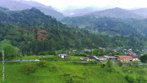 Toma aérea de auto en montaña del eje cafetero de Colombia photo