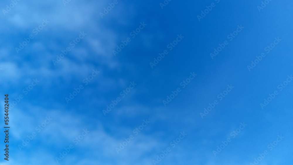 Obraz premium Blurry of blue sky with clouds. beautiful blue sky. holiday in summer. beautiful countryside.