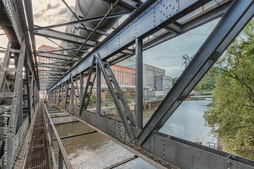 Blick auf ein verlassenes Kaftwerk von einer Brücke aus auf de Blick auf ein verlassenes Kaftwerk von einer Brücke aus auf de