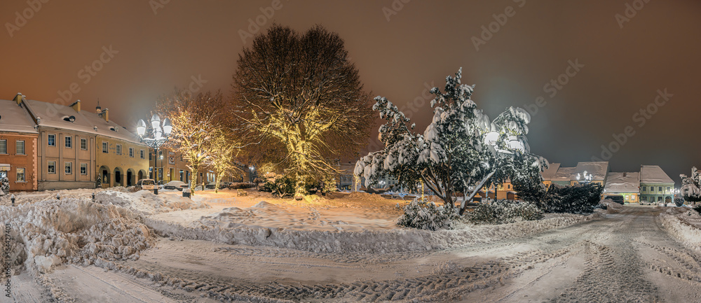 Obraz na płótnie Rynek starego miasta zimą w nocy, Wodzisław Śląski w Polsce zasypany śniegiem z choinkami i światełkami świątecznymi  w salonie