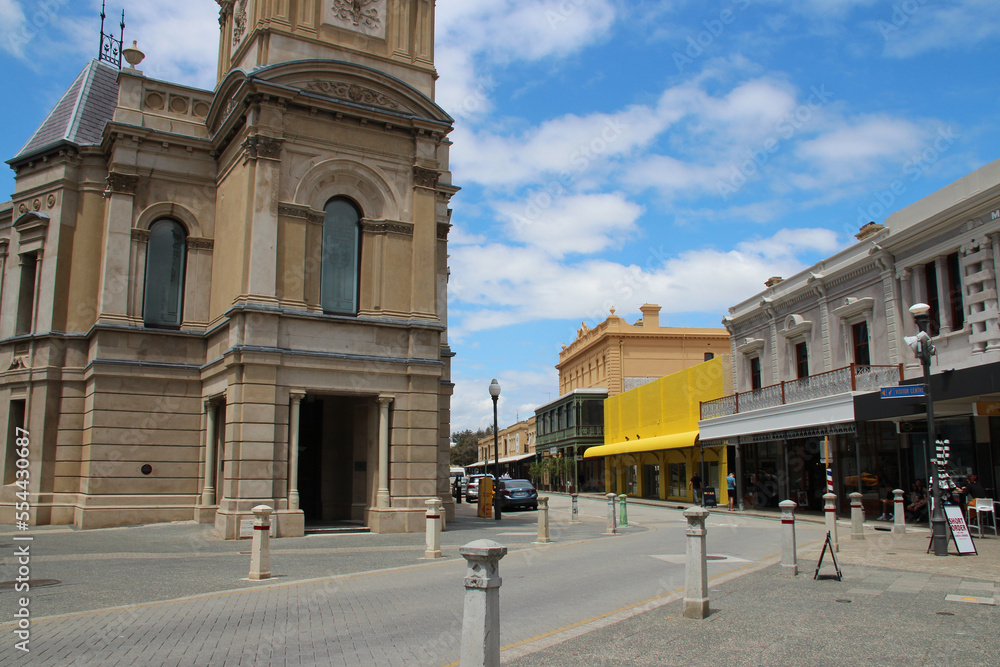 Naklejka premium town hall, street and old buildings in fremantle (australia)