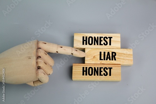 Fotografia wooden board with the words honest and liar. reject the word liar