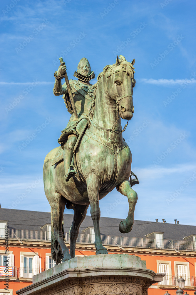 Obraz premium Closeup of the bronze statue of King Philip III on Horseback (Felipe III or Felipe el Piadoso), in Plaza Mayor (main square), Madrid downtown, community of Madrid, Spain, southern Europe.