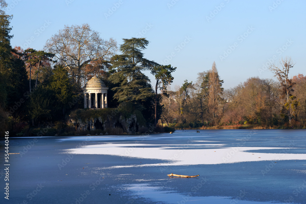 Obraz premium Ice on the Daumesnil lake in Paris city