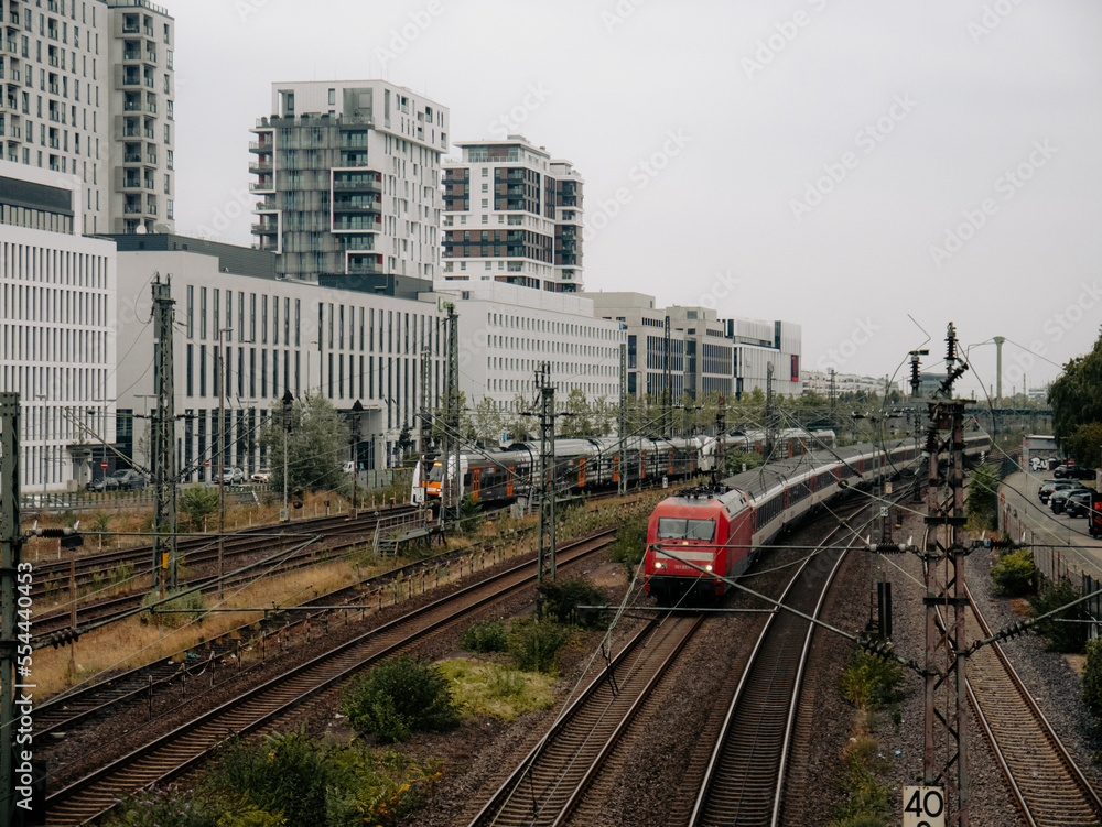 Fototapeta premium trains on the railway arriving in the city 