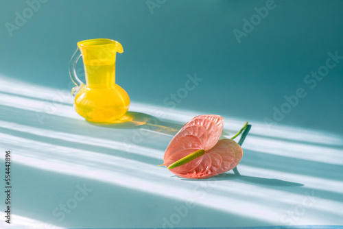 おしゃれで近代的な青い背景のアンスリウムと黄色い花瓶。