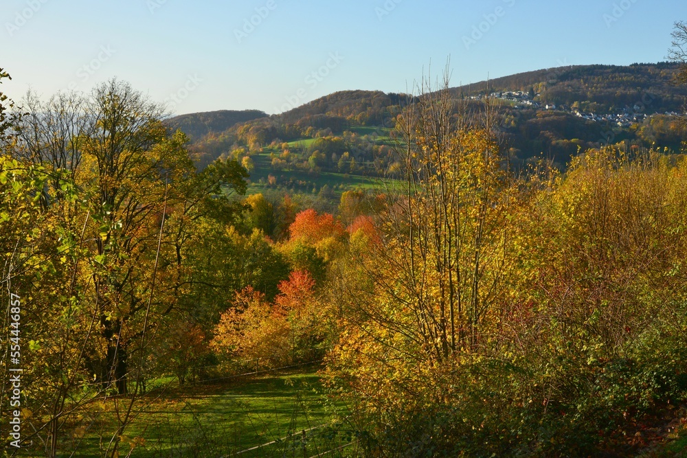 Herbstliche Landschaft von der Schönen Aussicht südlich von Lindenfels im Odenwald zum Krehberg mit buntem Wald- und Wiesen-Mosaik, Kreis Bergstraße, Hessen Herbstliche Landschaft von der Schönen Aussicht südlich von Lindenfels im Odenwald zum Krehberg mit buntem Wald- und Wiesen-Mosaik, Kreis Bergstraße, Hessen