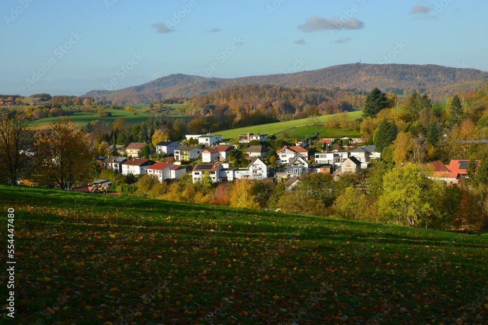 Herbstlicher Aspekt des Lindenfelser Ortsteils Kolmbach im westlichen Odenwald mit Blick nach Südwesten Richtung Melibokus und Oberrheinebene