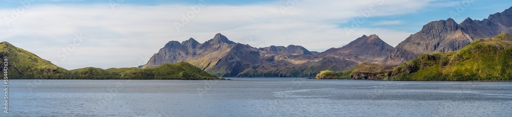 Nordküste Südgeorgiens - Blick vom Strand der Whistle Cove in der Fortuna Bay - einer der malerischsten Orte Südgeorgiens, Fortuna Bay, ist auch ein beliebter Königspinguin Pinguin-Treffpunkt Nordküste Südgeorgiens - Blick vom Strand der Whistle Cove in der Fortuna Bay - einer der malerischsten Orte Südgeorgiens, Fortuna Bay, ist auch ein beliebter Königspinguin Pinguin-Treffpunkt