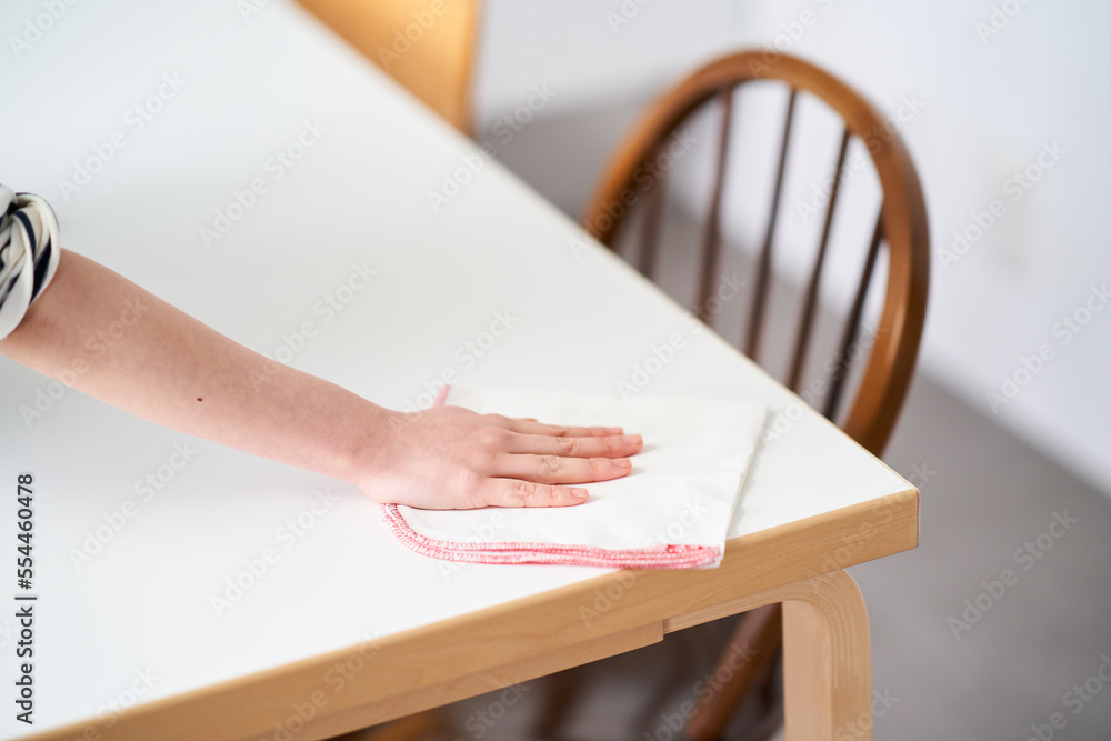 ダイニングテーブルを拭く若い女性 Stock Photo | Adobe Stock