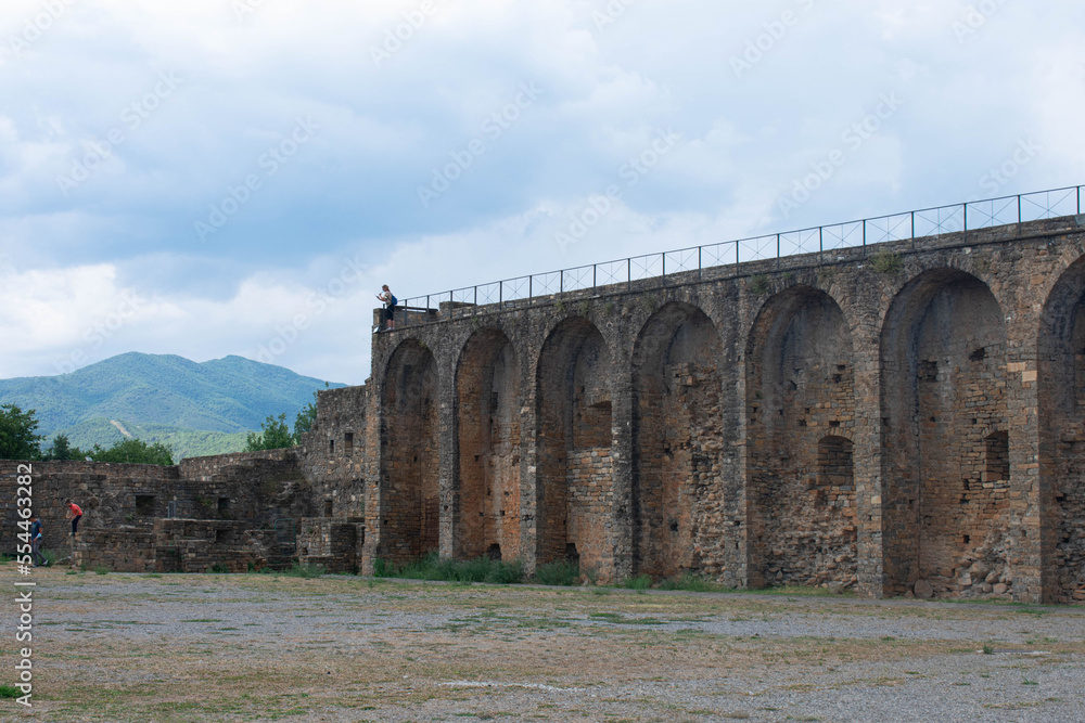 Wall covered with arches that protects the city