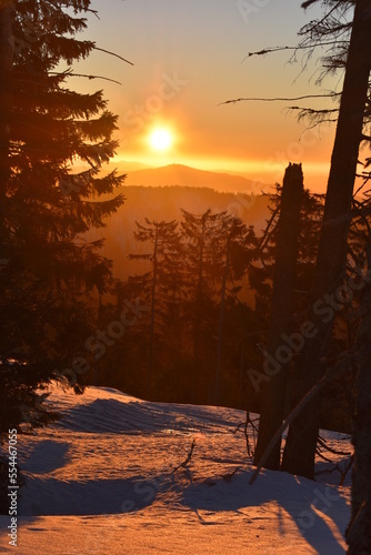 Wschód słońca na Turbaczu, poranek w górach, śnieg, zima, mróz, 