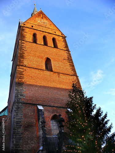 Hannovers Marktkirche mit Weihnachtsbaum