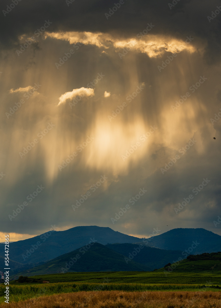 Lumière spectaculaire d'avant l'orage sur la plaine d'Alsace et le massif vosgien, CEA, Alsace, Grand Est, France
