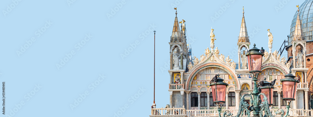Obraz premium Panoramic view over decoration elements at roofs and cupolas of Basilica San Marco in Venice, Italy, at sunny day and blue sky solid background with copy space