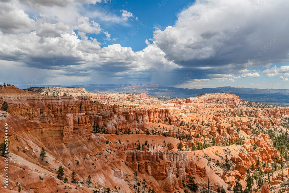 Majestic Amphitheater van Inspiration Point with beautiful clouds , Bryce Canyon National Park, Utah, USA