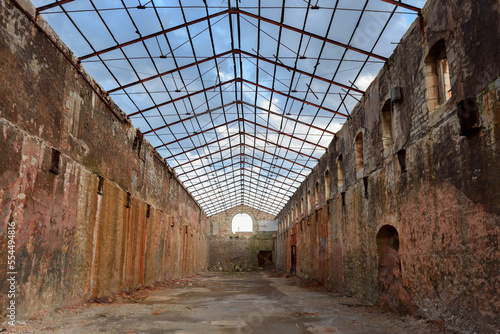Foto Interior de una nave industrial en ruinas y abandonada.