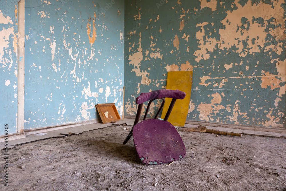An abandoned, vibrantly colored room in a sanatorium in Eastern Europe - obrazy, fototapety, plakaty 