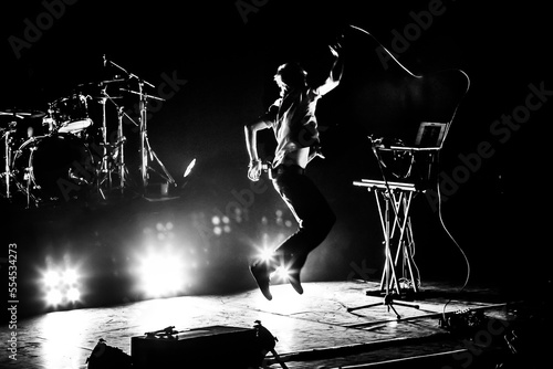 Foto Band on stage. Vocalist silhouette