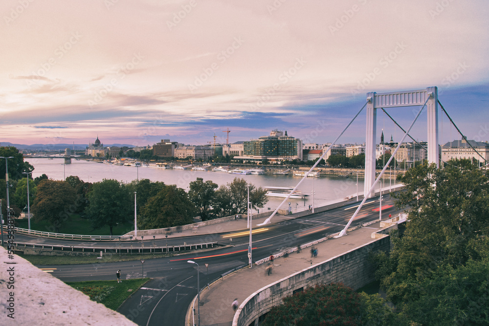 anochece sobre el puente Isabel. Budapest
