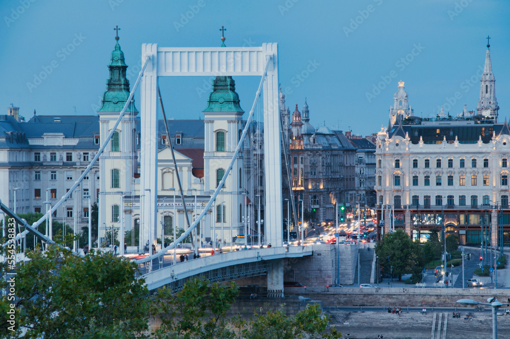Naklejka premium anochece sobre el puente Isabel. Budapest