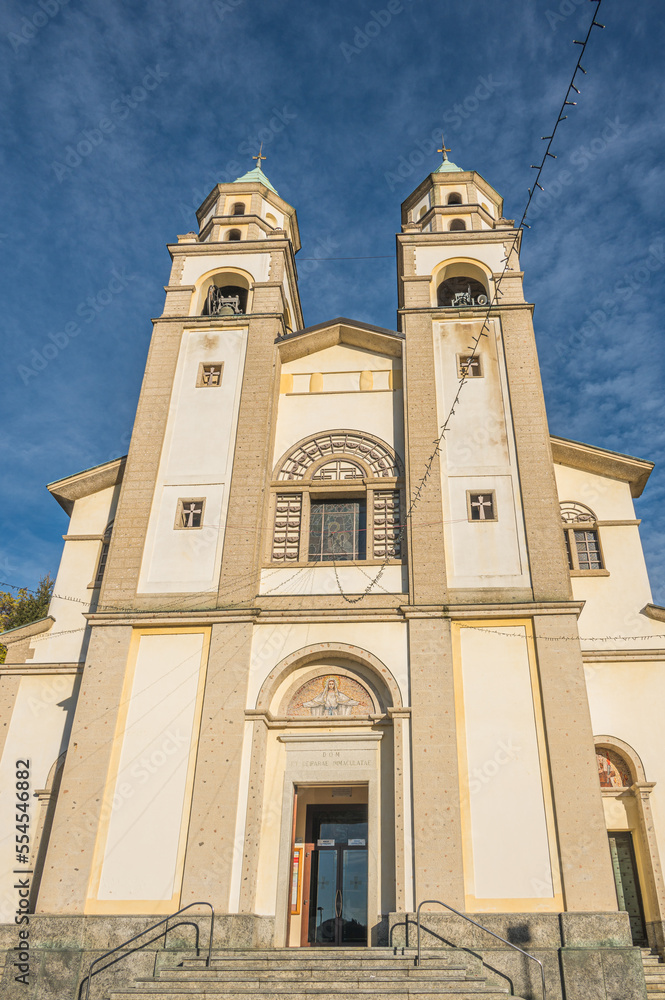 Φωτογραφία The beautiful facade of the Parish Church of Our Lady of Lourdes in Luino
