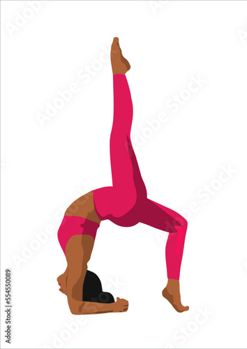 Mujer negra con mallas fucsia practica yoga en postura mayurasana o postura del pavo real boca abajo.