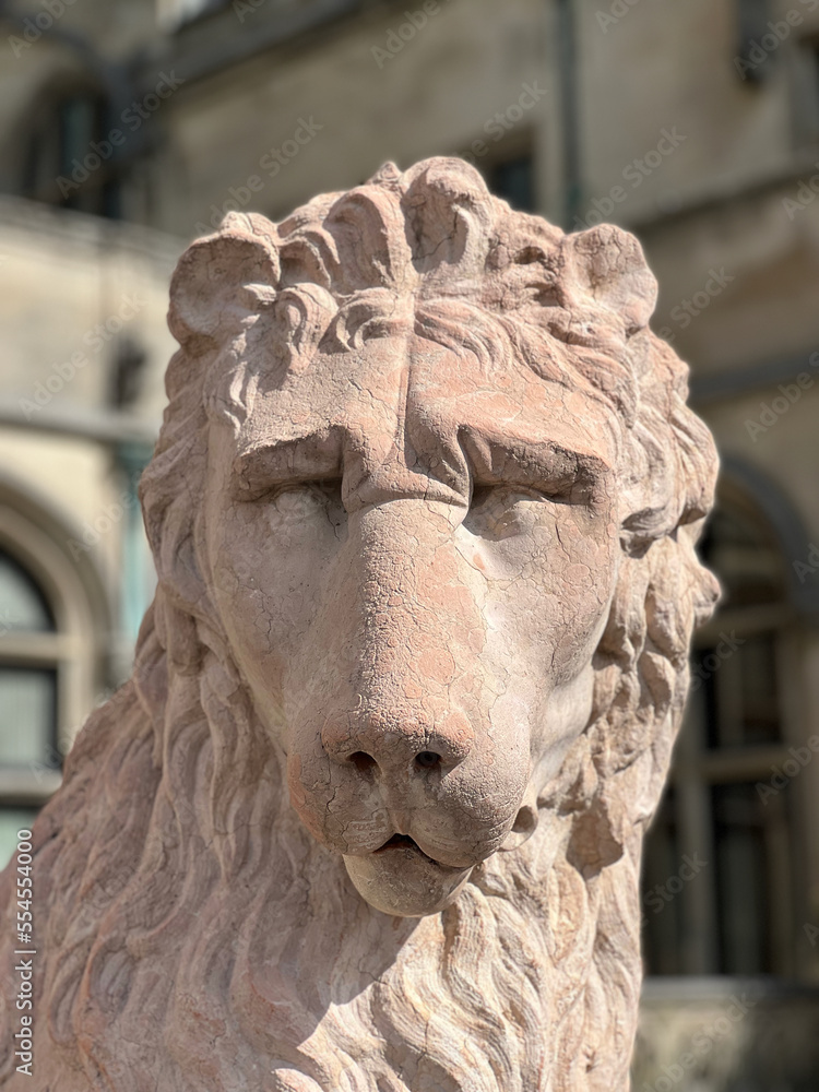 statue of lion