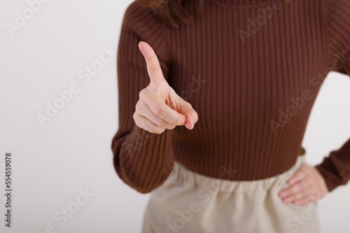 Fotografie 指を指して訴えかける女性