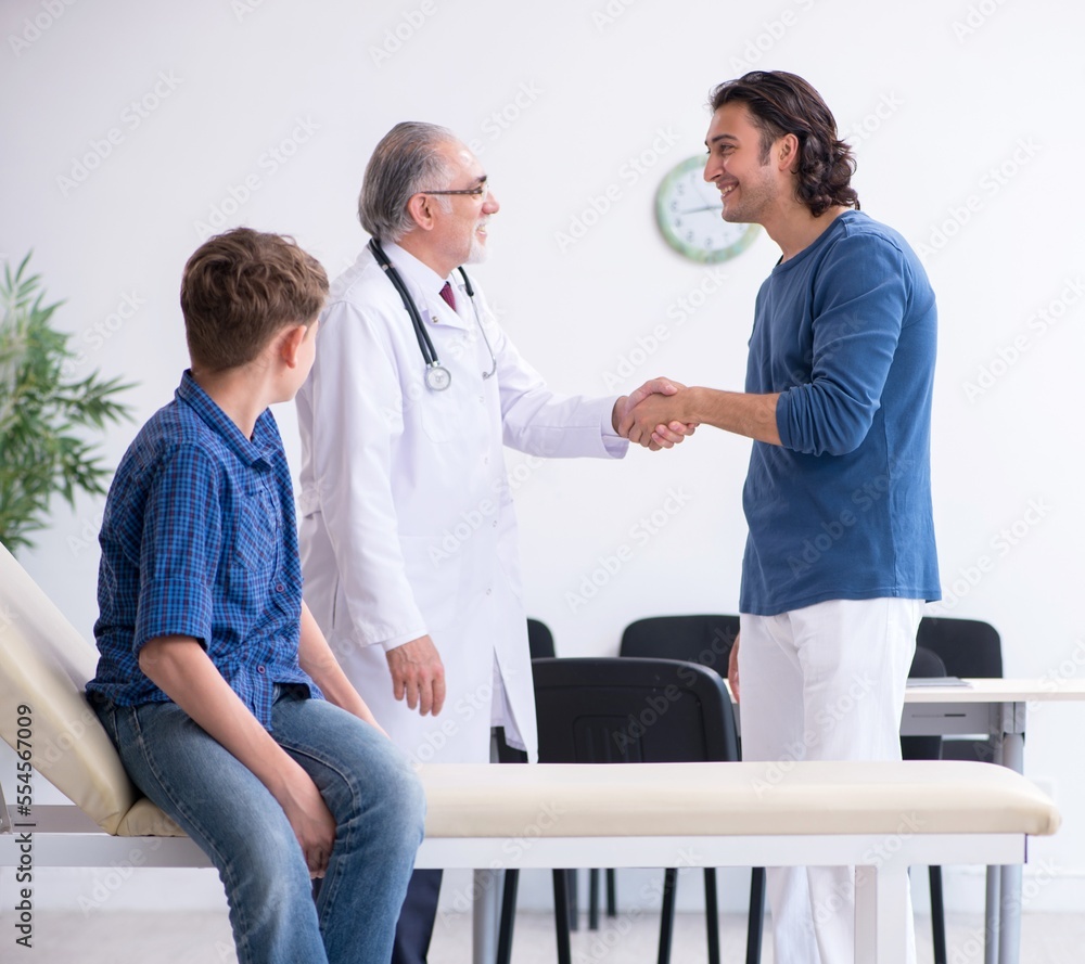Obraz premium Young boy visiting doctor in hospital