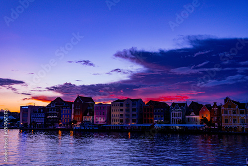 Foto Willemstad in curacao in the caribbean at sunset