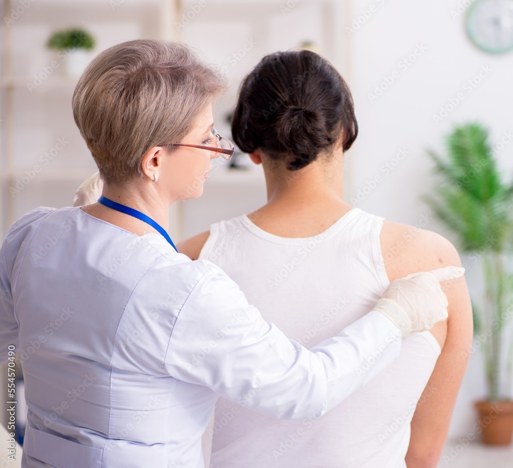 Obraz premium Young patient visiting doctor in hospital