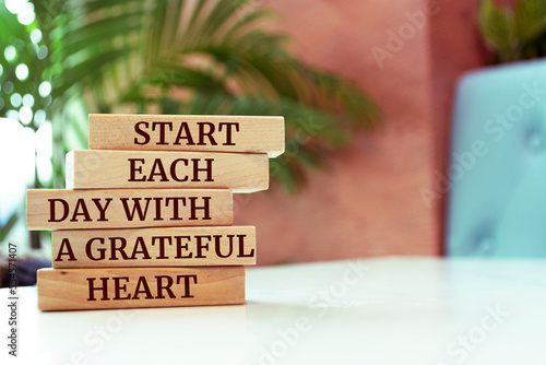 Canvastavla Wooden blocks with words 'Start Each Day With a Grateful Heart'.