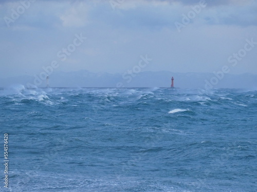 荒れた海と灯台