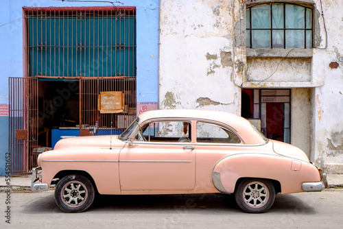 Pink car in Havana © jess