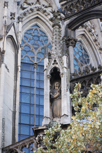 Detail mit Engel und Fenstern am Dom in Köln