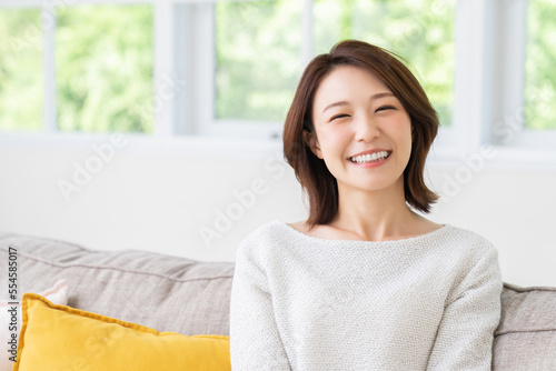 Canvastavla 部屋でリラックスする若い女性