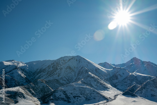 Photos Panoramic view of snowcapped mountains illuminated by the sun