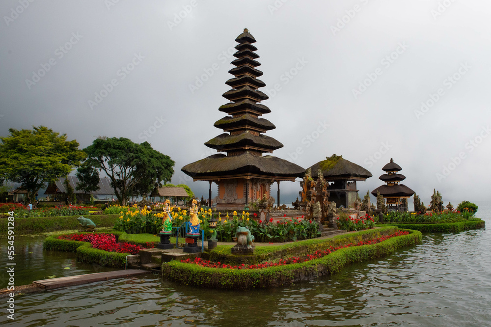 Naklejka premium Ulun Danu Beratan temple