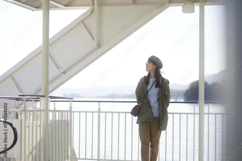 一人旅を楽しむ日本人の女性 一人旅を楽しむ日本人の女性