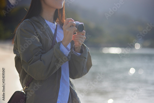 一人旅を楽しむ日本人の女性 photo