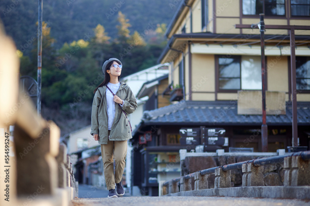 一人旅を楽しむ日本人の女性 一人旅を楽しむ日本人の女性