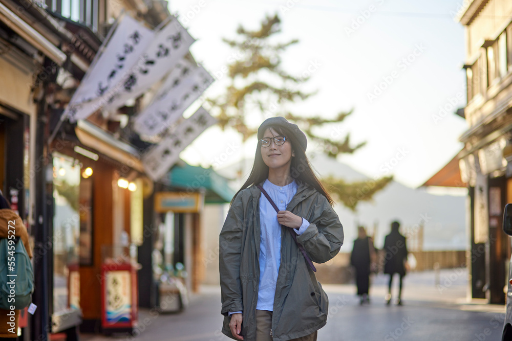 一人旅を楽しむ日本人の女性 一人旅を楽しむ日本人の女性