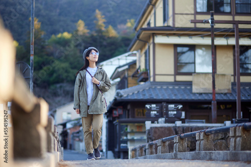 一人旅を楽しむ日本人の女性 © west_photo