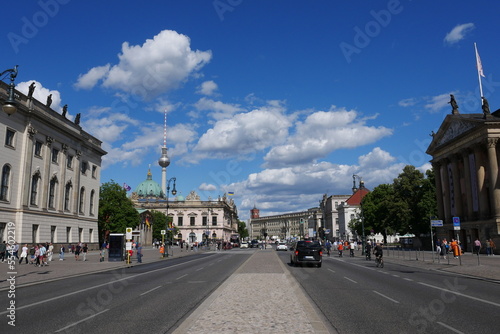 In der Straße Unter den Linden in Berlin mit Blick auf Fernsehturm