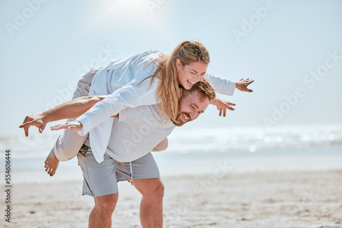 Canvas Print Couple, happy and beach holiday with travel, fun and playful together, anniversary vacation by the ocean with freedom and comedy