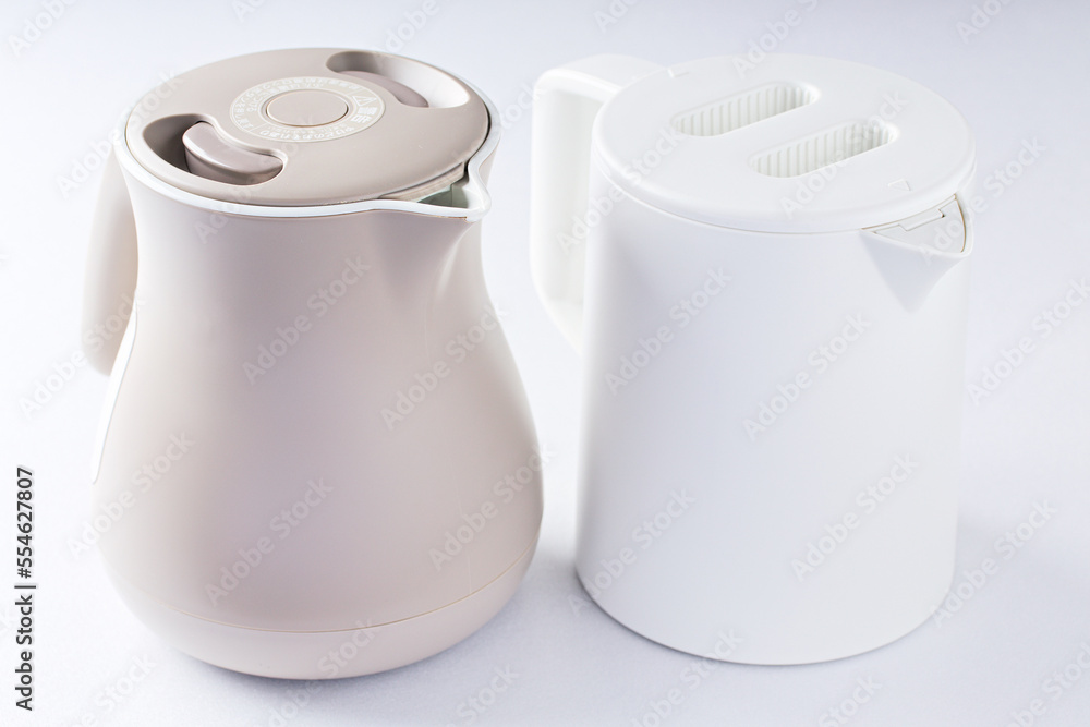 ベージュと白の電気ケトル|白背景 ベージュと白の電気ケトル|白背景